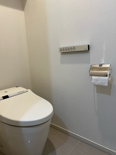 港区でトイレの壁紙のリニューアルです。