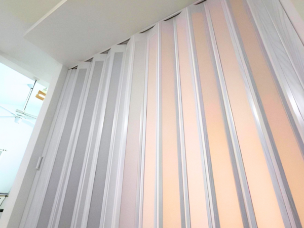 多摩市にお住まいのお客様より、アコーディオンドア取付のご依頼をいただきました！