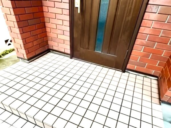タイル張替で、素敵な玄関空間に🏡